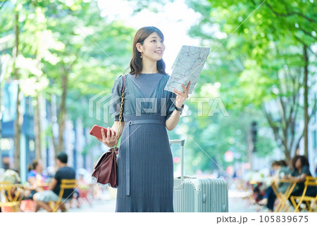 地図とスマホを手にする女性 地図とスマホを手にする女性 105839675