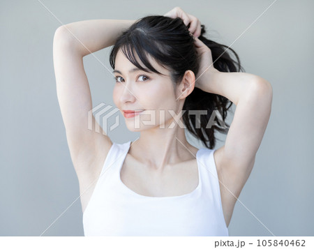 髪をまとめる若い女性 女性 ビューティー 美容 スキンケア 若い女性 髪をまとめる若い女性 女性 ビューティー 美容 スキンケア 若い女性 105840462