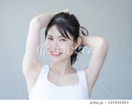 髪をまとめる若い女性　女性　ビューティー　美容　スキンケア　若い女性 105840463