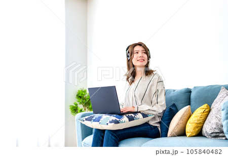 家で仕事をする若い女性　ヘッドセット 105840482