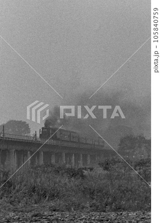 (昭和の記録:1970年代前半)蒸気機関車 D51:濃霧の八高線小宮鉄橋:モノクロフィルム写真 (昭和の記録:1970年代前半)蒸気機関車 D51:濃霧の八高線小宮鉄橋:モノクロフィルム写真 105840759
