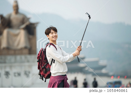 A young man taking pictures with a smartphone camera in Seoul, Korea's representative city 105840861