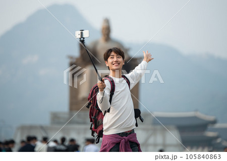 A young man taking pictures with a smartphone camera in Seoul, Korea's representative city 105840863