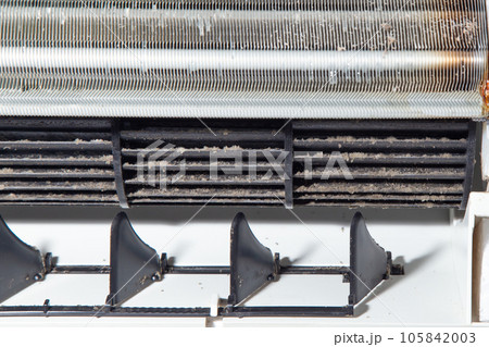 エアコン内部の汚れ　カビ　ホコリ 105842003