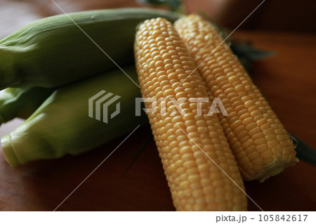 新鮮なとうもろこし 105842617