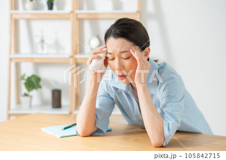 リビング 女性 倦怠感 疲れ リビング 女性 倦怠感 疲れ 105842715