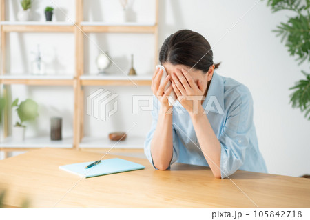 リビング　女性　倦怠感　疲れ 105842718