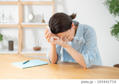 リビング　女性　倦怠感　疲れ 105842719