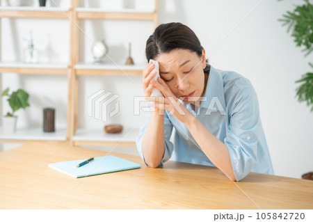 リビング　女性　倦怠感　疲れ 105842720