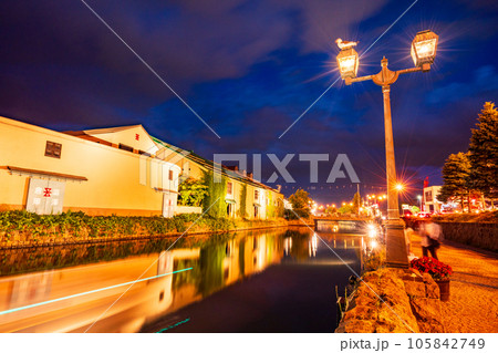 （北海道）小樽運河　倉庫群　ライトアップ 105842749