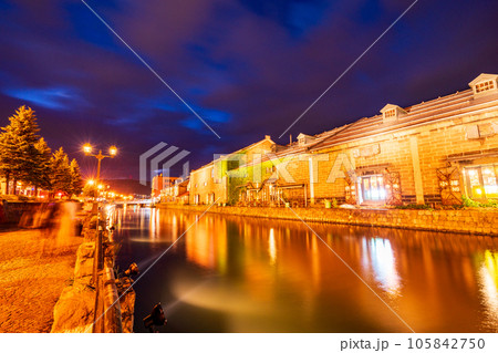 （北海道）小樽運河　倉庫群　ライトアップ 105842750