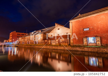 （北海道）小樽運河　倉庫群　ライトアップ 105842752