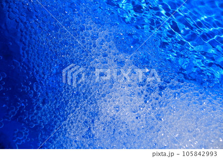 プールの水面の波紋と泡 105842993