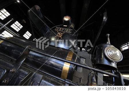 機関庫撮影会　門デフを付けた漆黒の蒸気機関車C57180  新津機関区 105843010