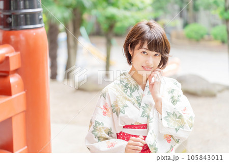 浴衣の女性 105843011