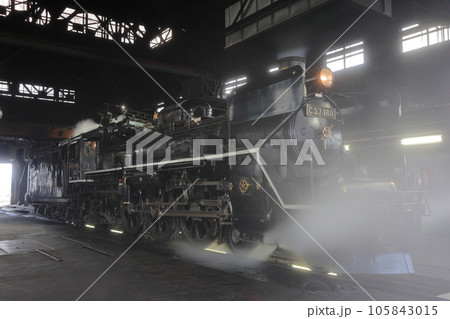 新津機関庫撮影会　門デフ仕様のC57180蒸気機関車が蒸気を排出する 105843015