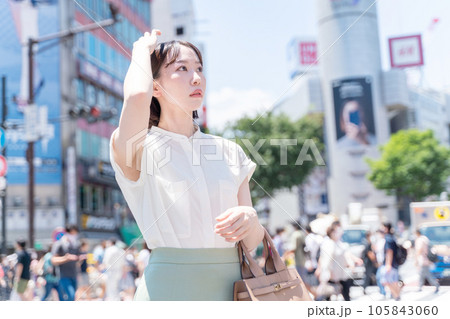 猛暑の渋谷交差点に立つ女性 猛暑の渋谷交差点に立つ女性 105843060