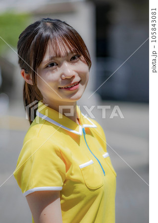 笑顔で見つめるコンパニオンの女性 105843081