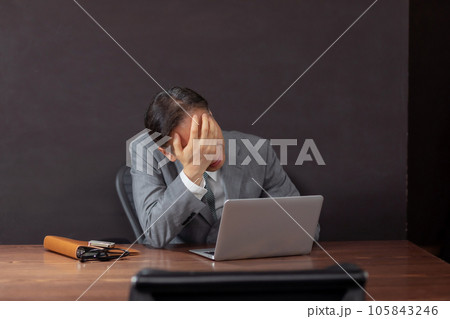 ビジネス　悩む　辛い　男性 105843246