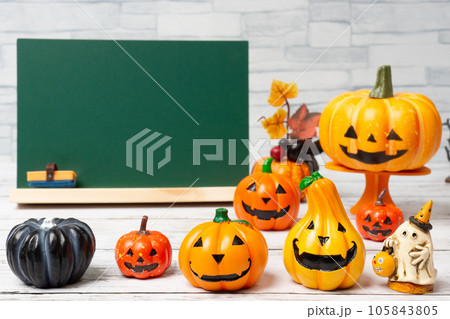 黒板とハロウィンの飾りの背景フレーム 105843805