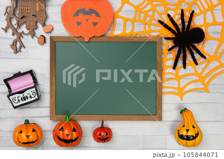 ハロウィンの飾りと黒板の背景素材 105844071