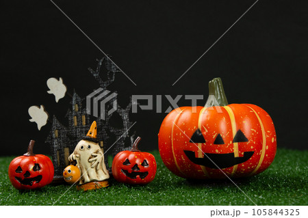 黒の背景とハロウィンの飾り 105844325
