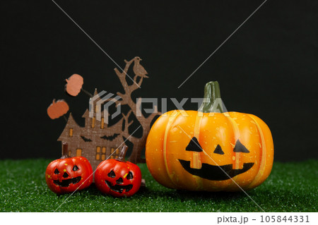 黒の背景とハロウィンの飾り 黒の背景とハロウィンの飾り 105844331