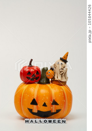 ハロウィンの置物とアルファベッドのビーズ ハロウィンの置物とアルファベッドのビーズ 105844426