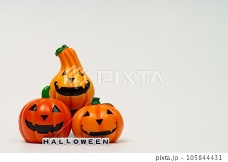 ハロウィンの置物とアルファベッドのビーズ ハロウィンの置物とアルファベッドのビーズ 105844431