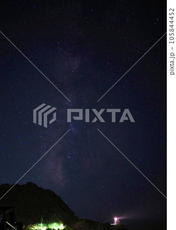 角田岬灯台と天の川 105844452