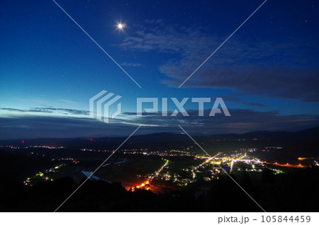 津南町の川の展望台からの夜景と月 津南町の川の展望台からの夜景と月 105844459