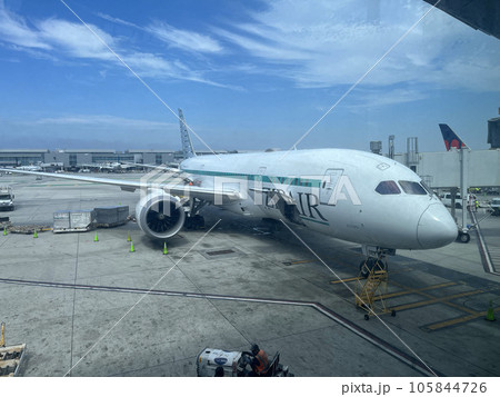 駐機場に駐機するジェット機ZIPAIR 駐機場に駐機するジェット機ZIPAIR 105844726
