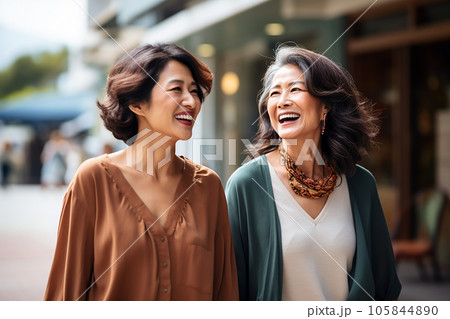 秋の街中を歩く2人の女性 母と娘「AI生成画像」 105844890