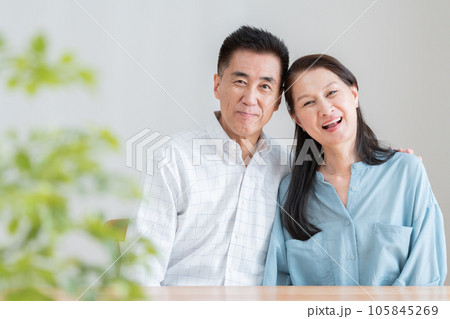 家で笑顔のシニア夫婦 家で笑顔のシニア夫婦 105845269