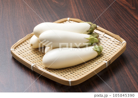 穫れたての白茄子　新鮮ななすび　トロナス　白いナスビ　健康野菜　淡色野菜　イメージ素材 105845390