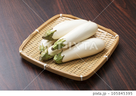 穫れたての白茄子 新鮮ななすび トロナス 白いナスビ 健康野菜 淡色野菜 イメージ素材 穫れたての白茄子 新鮮ななすび トロナス 白いナスビ 健康野菜 淡色野菜 イメージ素材 105845395