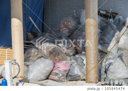 建築現場と袋詰めした大量の廃棄物 105845474