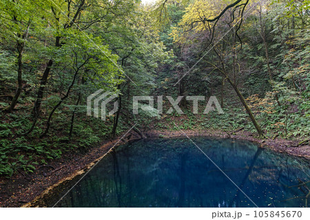 青森県/ 秋の深い青さを見せる「青池」（十二湖） 105845670