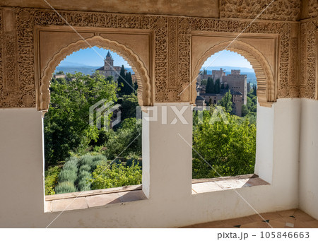 ヘネラリーフェ離宮からアルハンブラ宮殿を望む 105846663