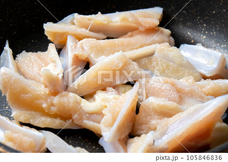 鶏軟骨(やげん軟骨)をフライパンで焼く調理シーン。 鶏軟骨(やげん軟骨)をフライパンで焼く調理シーン。 105846836