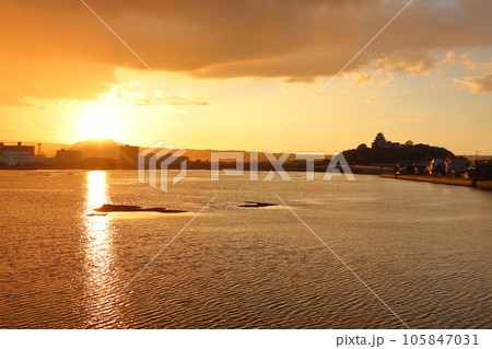 馬と古城夕陽が沈む雰囲気が出た作品です。 ORI TOKYO（オリトーキョー）おしゃれなインテリアフレーム 葛飾北斎