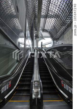 京都駅ビルの大階段 京都駅ビルの大階段 105847240