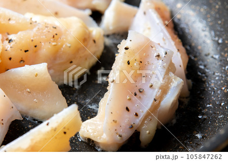 鶏軟骨(やげん軟骨)をフライパンで焼く(塩胡椒焼き)調理シーン。 105847262