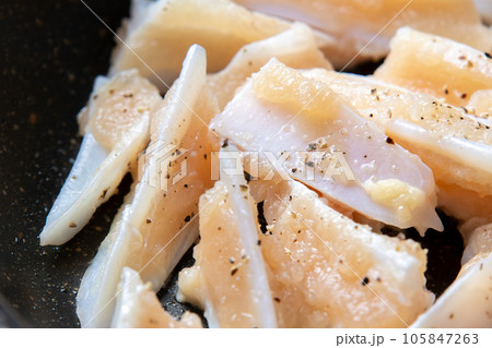 鶏軟骨(やげん軟骨)をフライパンで焼く(塩胡椒焼き)調理シーン。 鶏軟骨(やげん軟骨)をフライパンで焼く(塩胡椒焼き)調理シーン。 105847263