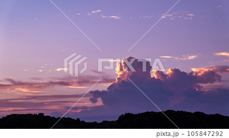 夕焼けの雲と空 105847292
