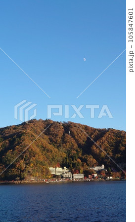 紅葉に染まる山 105847601