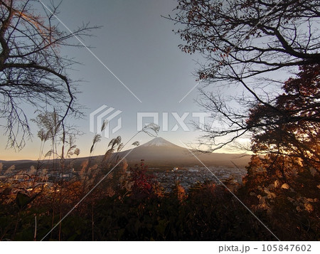 夕暮れ時の富士 105847602