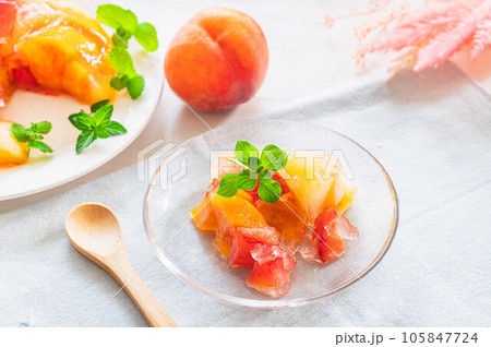 夏の涼しいデザート 桃三種類 夏の涼しいデザート 桃三種類 105847724
