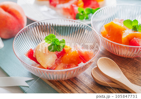 みずみずしい桃のゼリー みずみずしい桃のゼリー 105847731