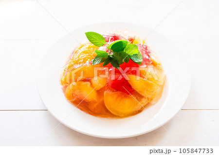 手作り桃の果肉たっぷりゼリー 手作り桃の果肉たっぷりゼリー 105847733